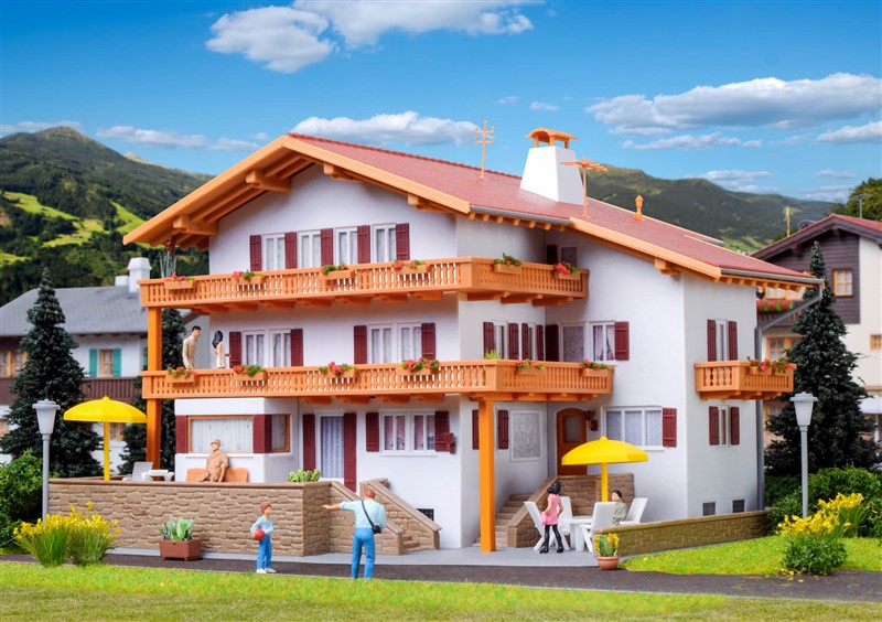 H0-Alpenhof mit Etageninnenbeleuchtung