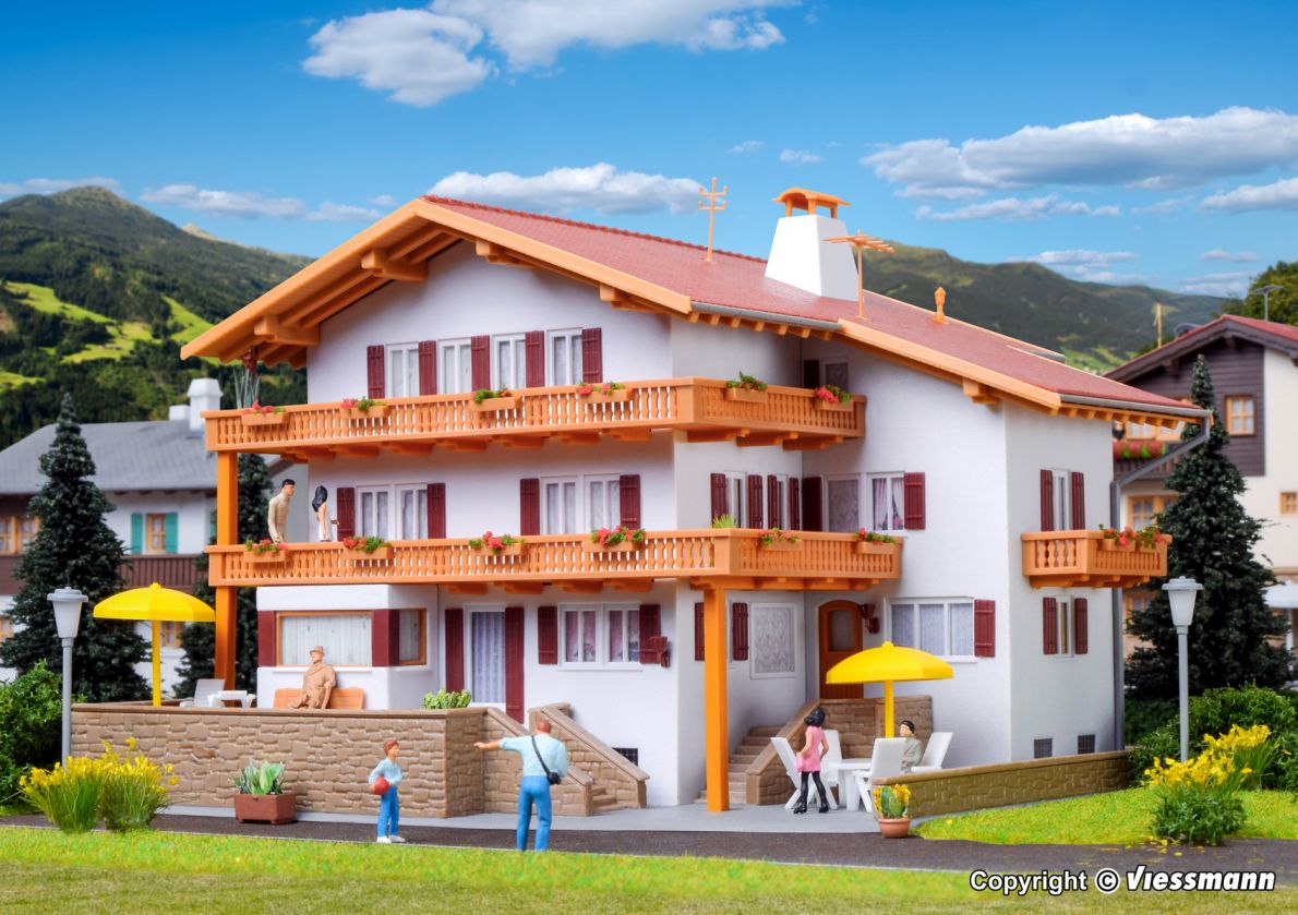 H0-Alpenhof mit Etageninnenbeleuchtung