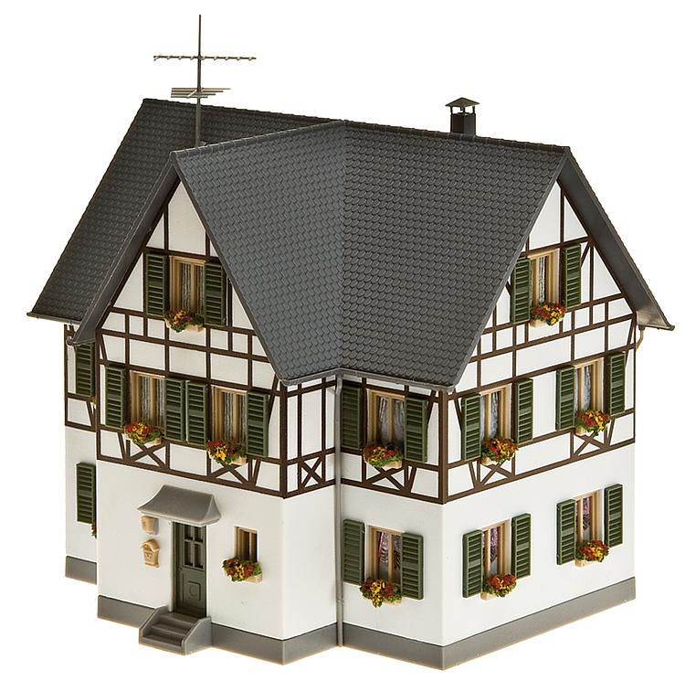 H0-Zweifamilienhaus mit Fachwerk