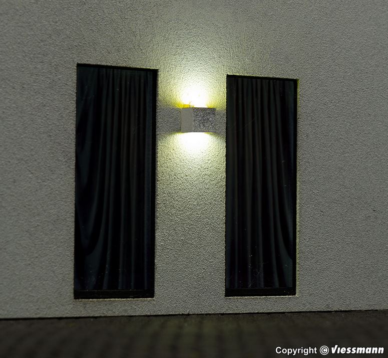 H0-Wandleuchte modern, 2 LEDs warmweiß