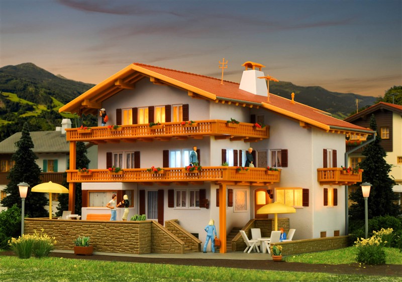 H0-Alpenhof mit Etageninnenbeleuchtung