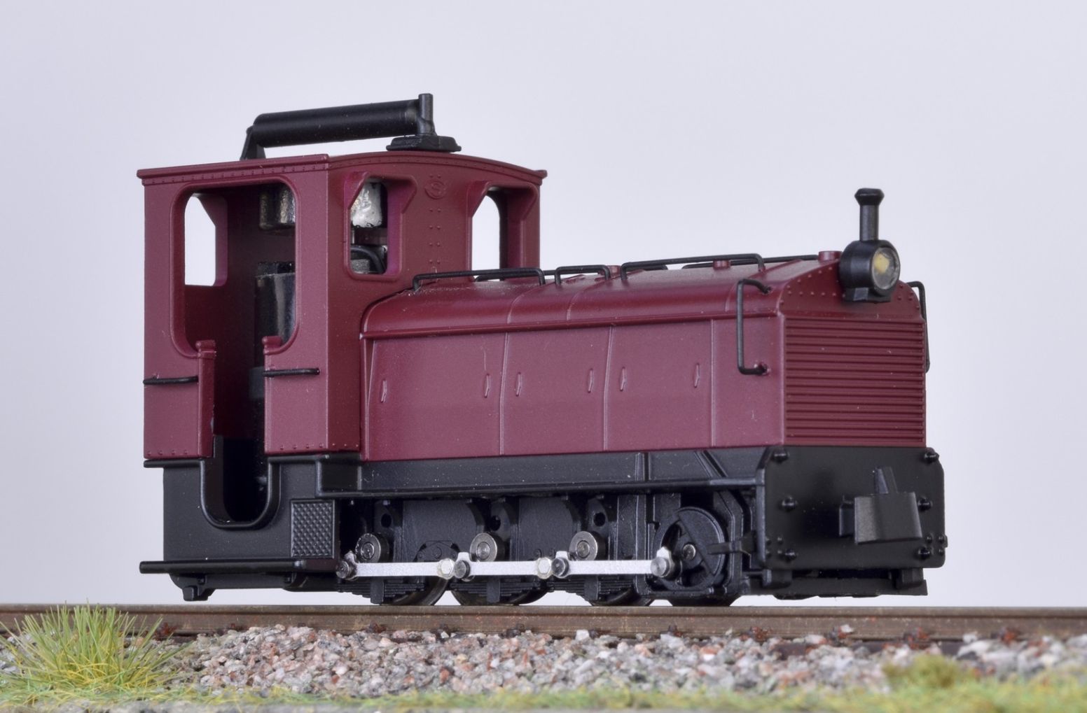 H0e-Schneider, Schwarzes Chassis, rot