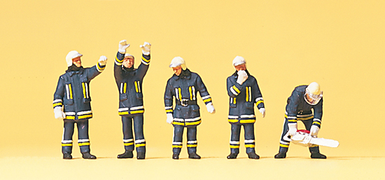 Feuerwehrmänner in mod. Einsatzkleidung