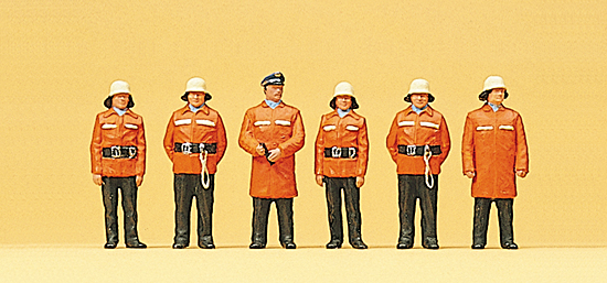 Feuerwehrmänner mit Schutzanzug