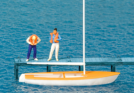 Segler, Weste anlegend. Segelboot Korsar