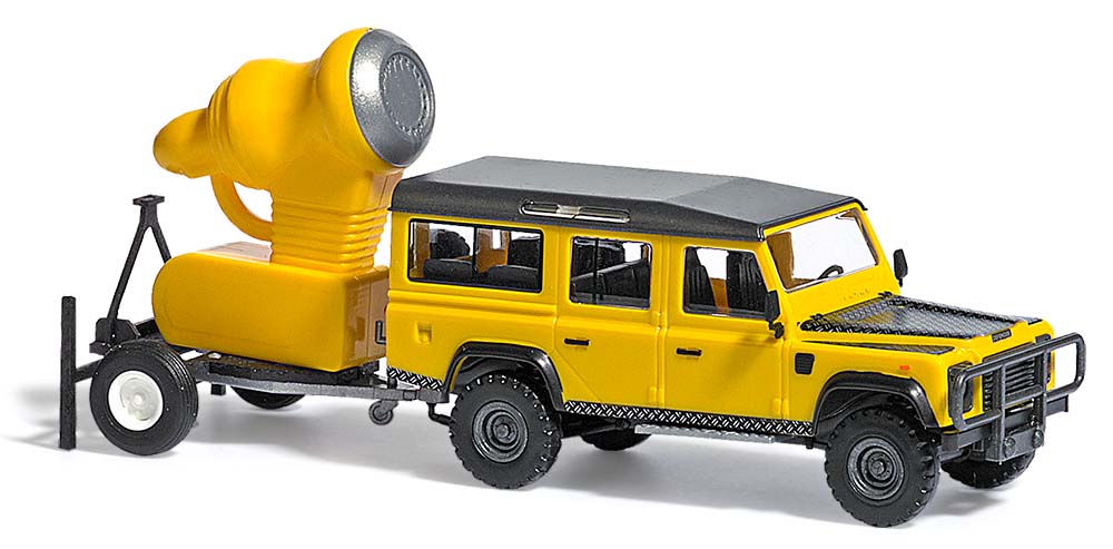 Land Rover Defender mit Schneekanone