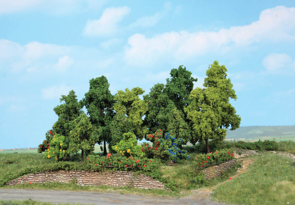 Laubwald, 18 Büsche und Bäume 1-11 cm