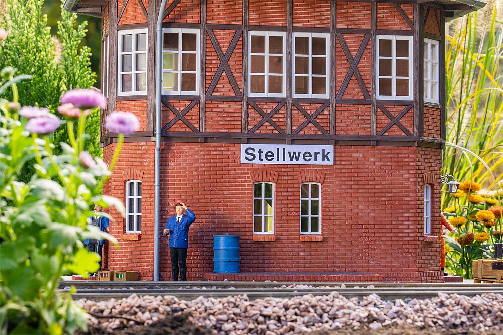 Stellwerk mit Fachwerk