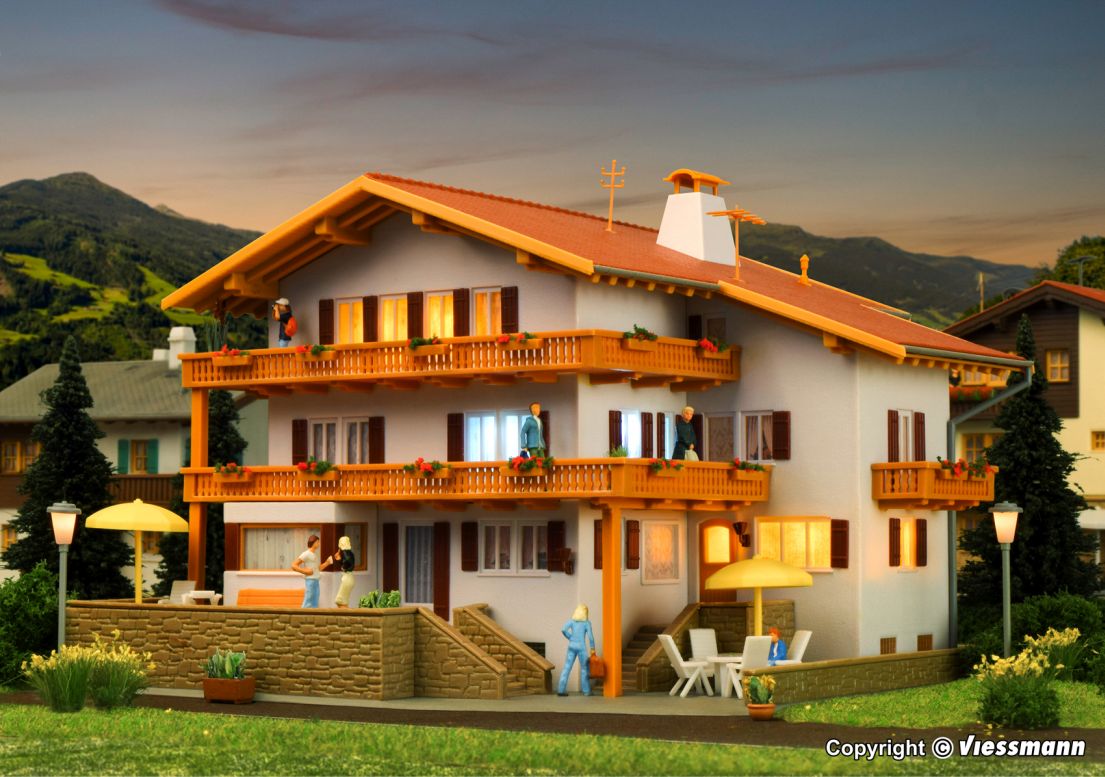 H0-Alpenhof mit Etageninnenbeleuchtung