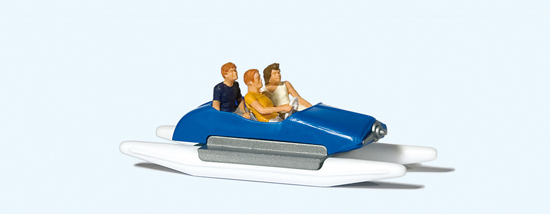 Familie im Tretboot (1)