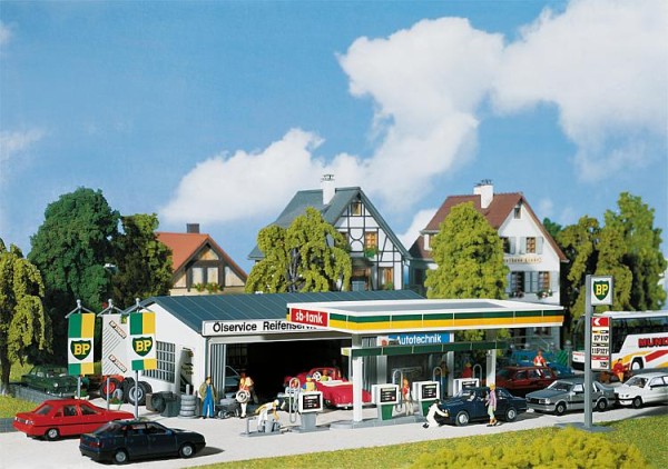 H0-Tankstelle mit Servicegebäude