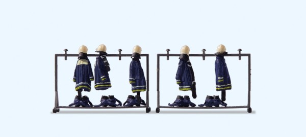 Blaue Feuerwehruniformen auf 2 Ständer