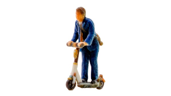 Mann auf E-Scooter