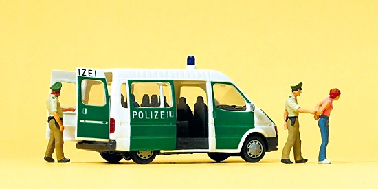 Polzeifahrzeug mit geöffneten Türen