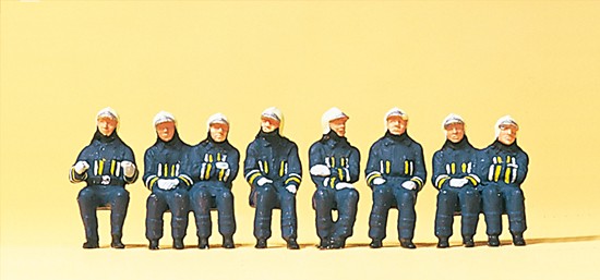 Feuerwehrmänner in mod. Einsatzkleidung