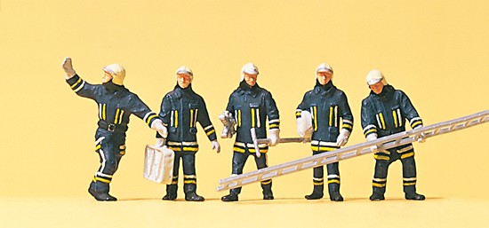 Feuerwehrmänner in mod. Einsatzkleidung