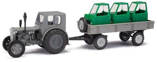 Traktor Pionier + Anhänger/Fahrerhäuser