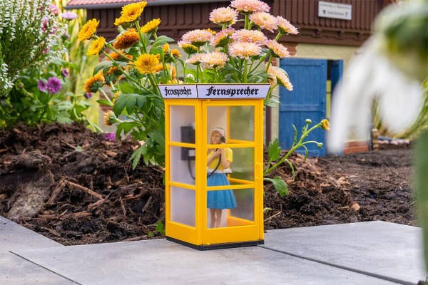 Telefonzelle mit Figur