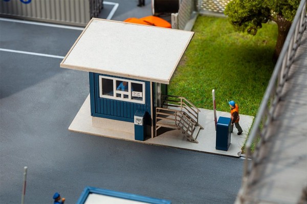 H0-Pförtnerhaus mit Dachüberstand