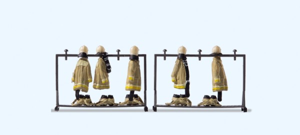 Beige Feuerwehruniformen auf 2 Ständer