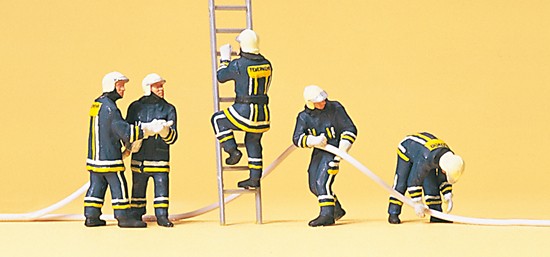 Feuerwehrmänner in mod. Einsatzkleidung