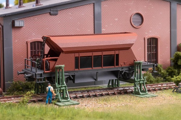 2 Spindelhebeböcke m. aufgebocktem Wagen