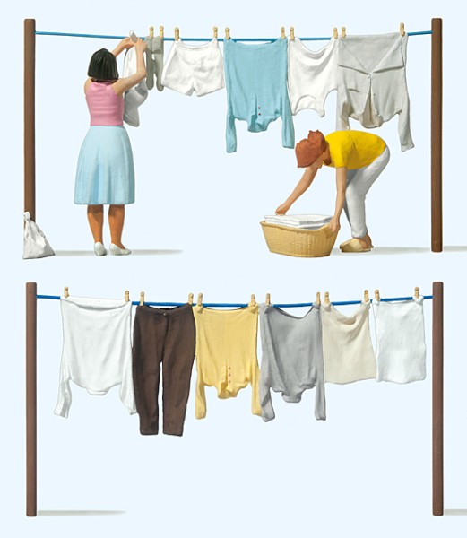 G-Frauen beim Wäscheaufhängen
