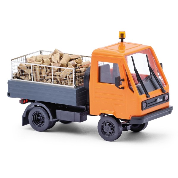 Multicar M26 mit Aufbau und Holzklötzen
