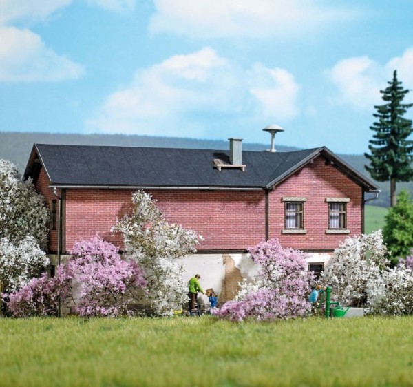 H0-Filigranbusch, lila blühend