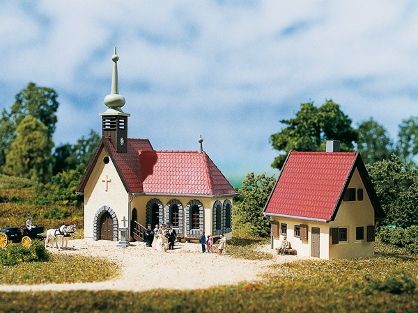 N-Dorfkirche mit Pfarrhaus