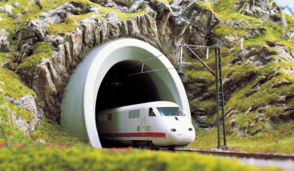 H0-ICE-Tunnelportal