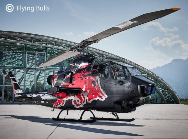 1:48-Geschenkset Flying Bulls AH-1